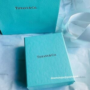 Tiffany & Co. signature gifting set: gift bag, gift box, ribbon and tissues